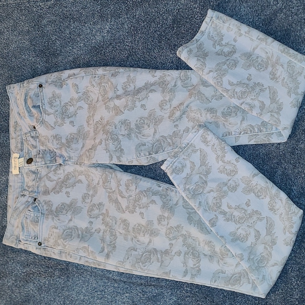FOREVER21 Rose Print Skinny Jeans